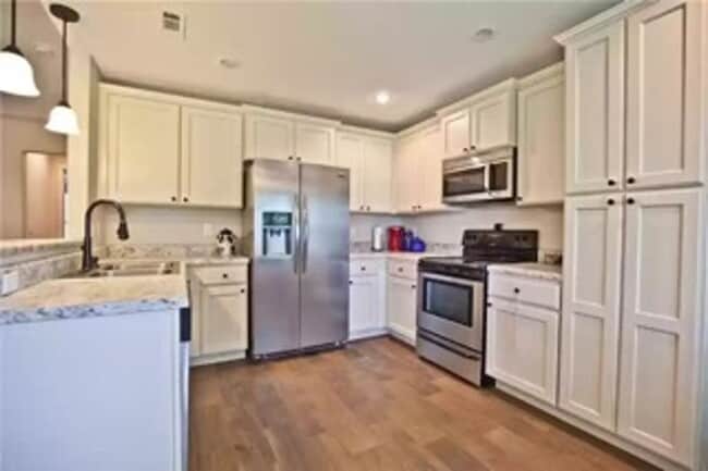 Building Photo - Beautiful 3 Bedroom / 2 Bathroom Home - ASK ABOUT OUR CASHLESS SECURITY DEPOSIT OPTION