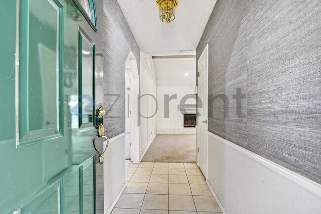 Building Photo - 6100 Paradise Dr