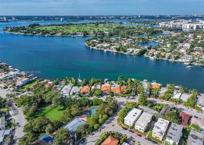 Foto del edificio - 8430 Crespi Blvd