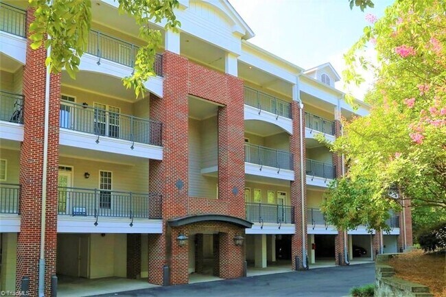 Foto del edificio - Wonderful location and features for this s...