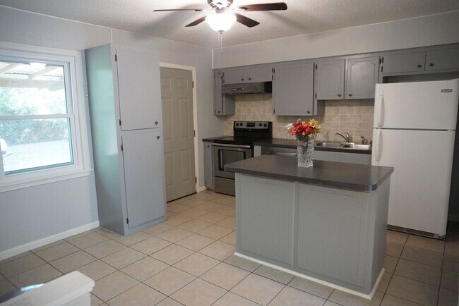 Building Photo - Remodeled Southern Hills Home