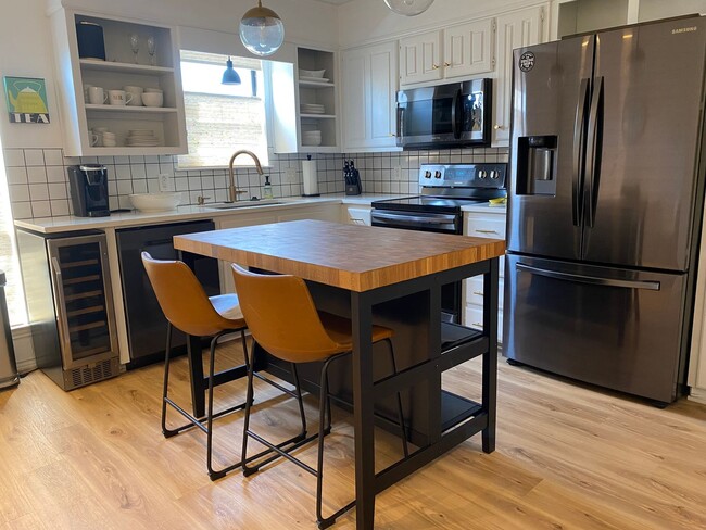 Building Photo - Furnished 2/2.5 Condo Blocks from Baylor Campus!