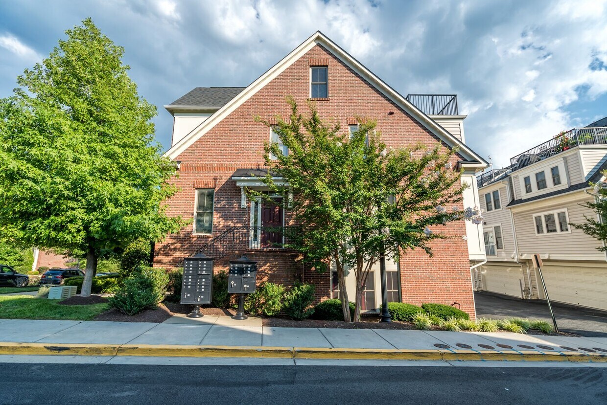 Gorgeous And Upgraded 2 Bedroom 3.5 Bathroom End Unit Townhome In Popular Shirlington Crest - Gorgeous And Upgraded 2 Bedroom 3.5 Bathroom End Unit Townhome In Popular Shirlington Crest