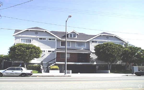 Building Photo - 12249 Oxnard St