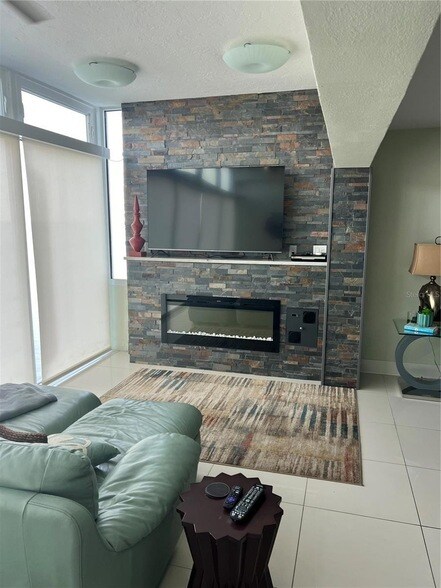 Building Photo - 7200 Sunshine Skyway Ln S