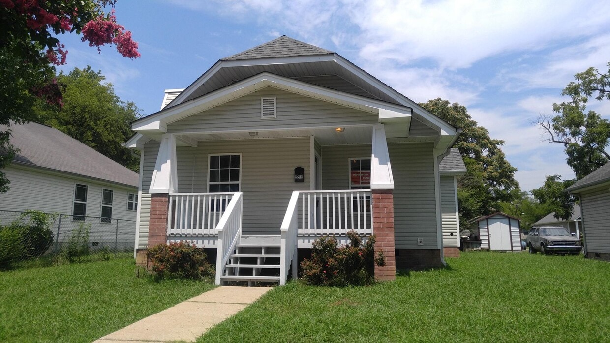 Foto principal - 3 bed, 2 bath home!