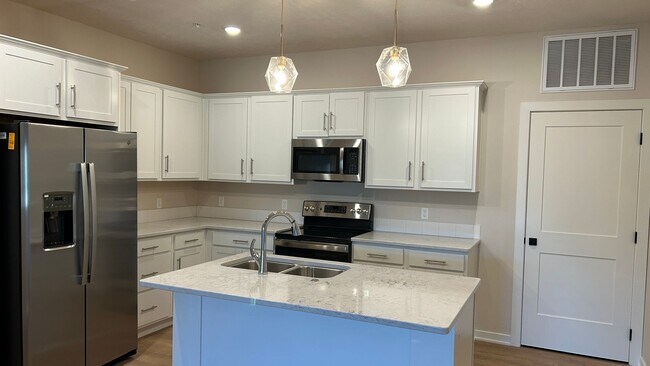 Foto del edificio - Elkhorn Landing Rentals (20605 Elkhorn Dr.)