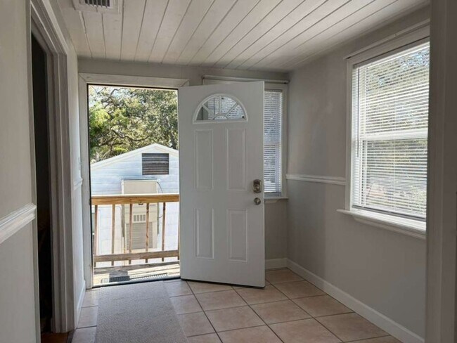 Building Photo - 2 Bedroom Apartment in the Desirable Westminster Heights Neighborhood