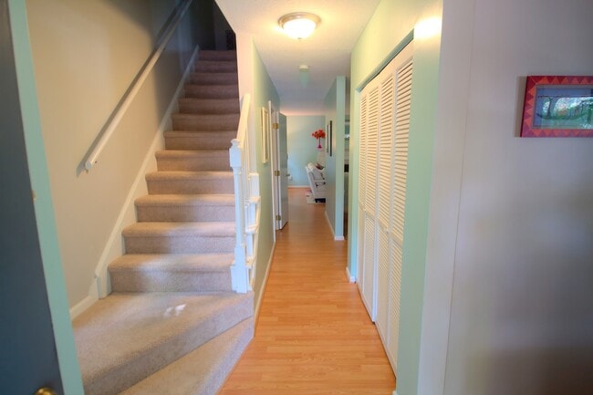 Building Photo - Cozy end unit townhome in a prime location...