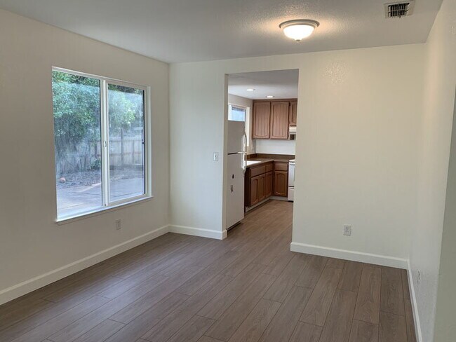 Foto del edificio - Recently remodeled home a short walk from Cameron Park Lake for rent!