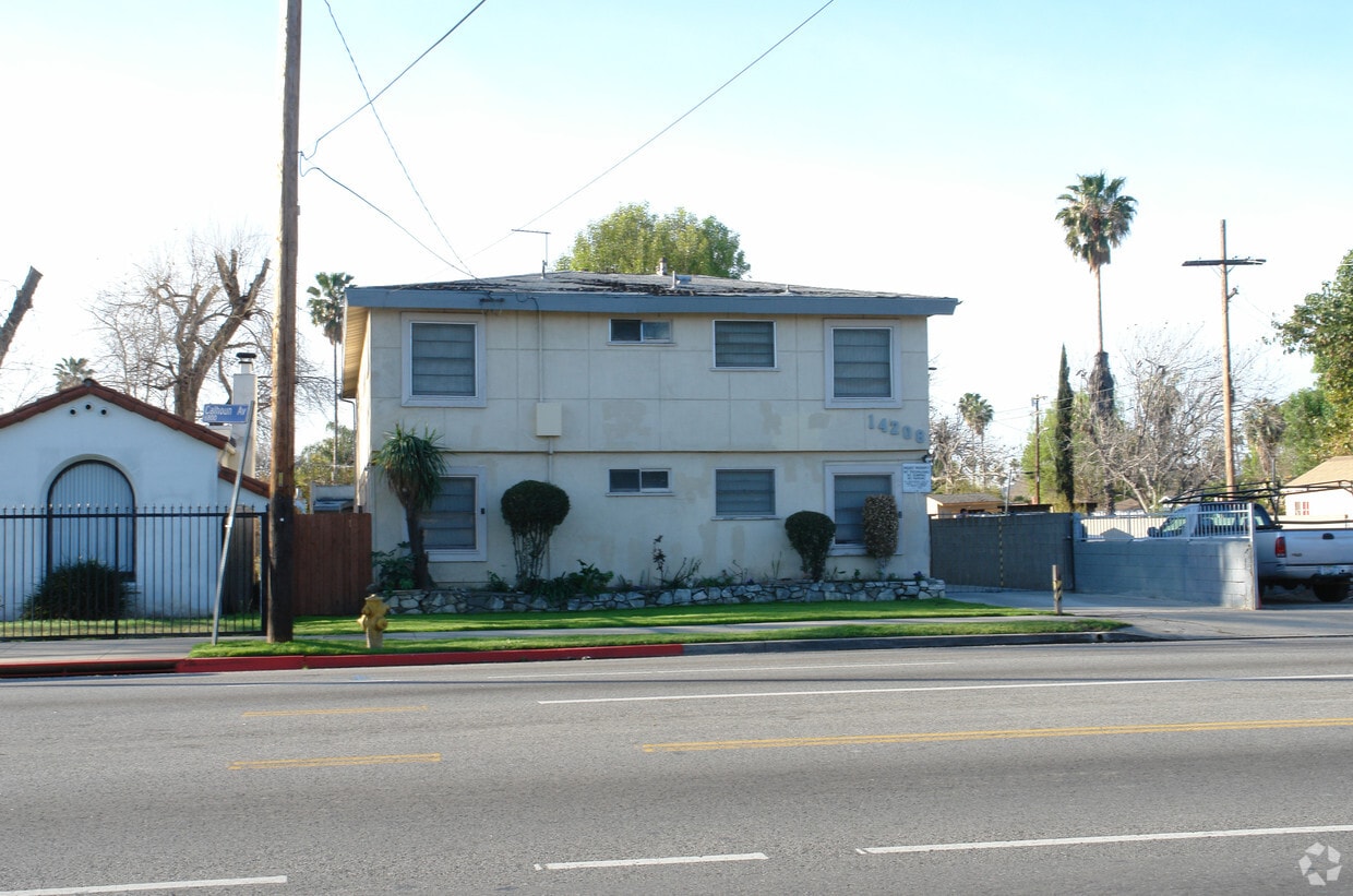 Building Photo - 14208 Vanowen St