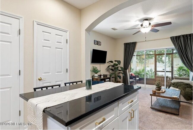 Foto del edificio - 6214 High Tide Blvd