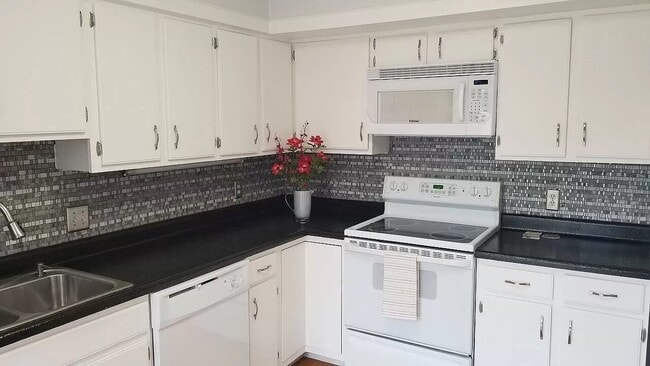 Building Photo - 2221 N Bramblewood #102