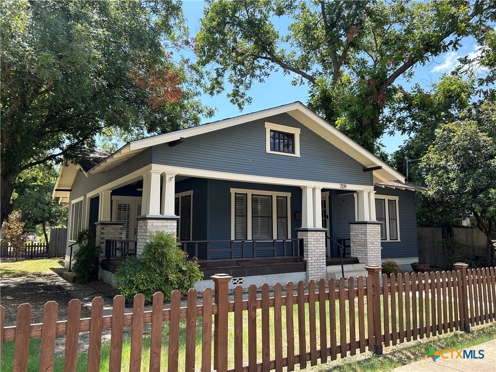 Primary Photo - 709 W Coll St