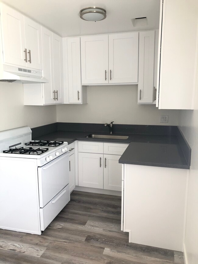 Building Photo - 585 E Washington Blvd