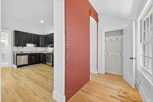 Building Photo - 114 E 6th St