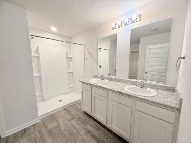 Building Photo - 5801 Guinevere Ln