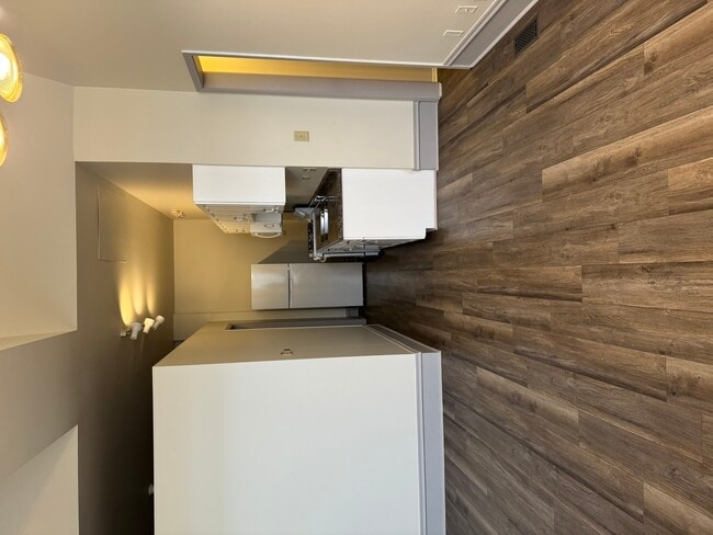 Building Photo - 204 E Washington St