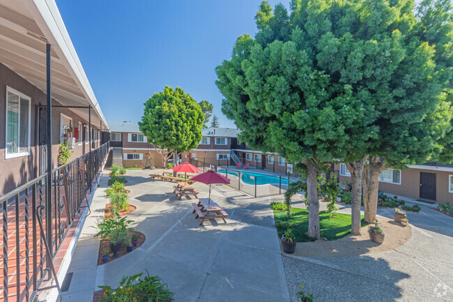 Building Photo - Surrey Square Apartments