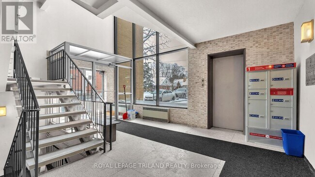 Photo du bâtiment - FULLY RENOVATED Beautiful 1+den in Wortley Village!