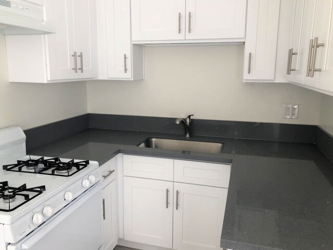 Building Photo - 585 E Washington Blvd