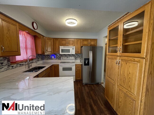 Building Photo - 3 Bedroom, 2 bathroom, 1 stall attached ga...