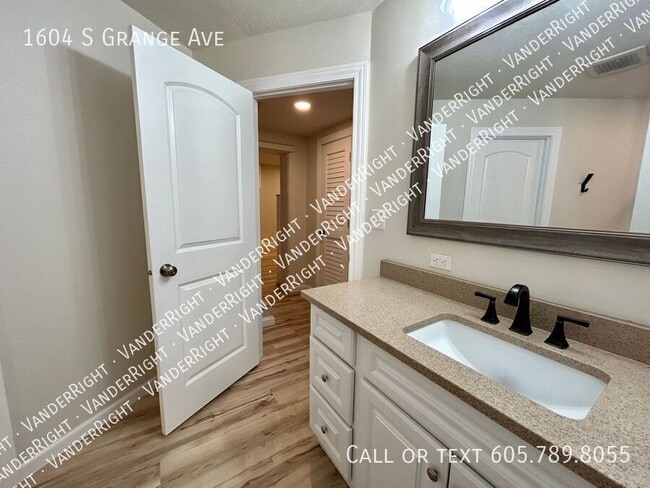 Building Photo - 1604 S Grange Ave