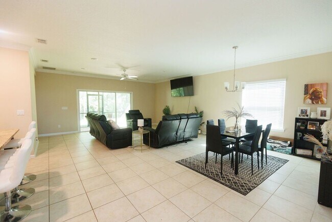 Foto del edificio - 4 Bedroom 3 Bathroom home with 2 car garage