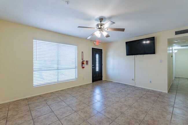 Building Photo - Ready to Move In - FIVE Bedrooms!