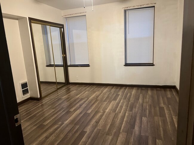 Foto del edificio - 2439 S Iseminger St