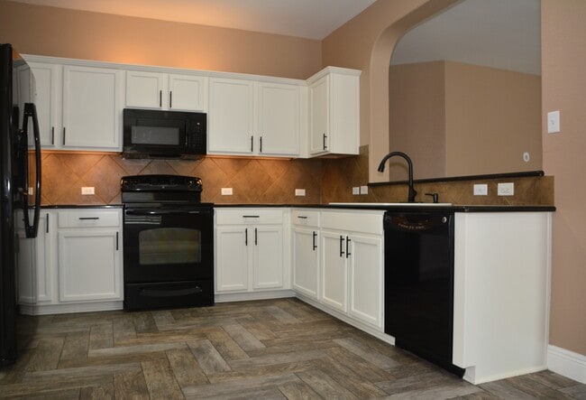Building Photo - 406 Comal Run
