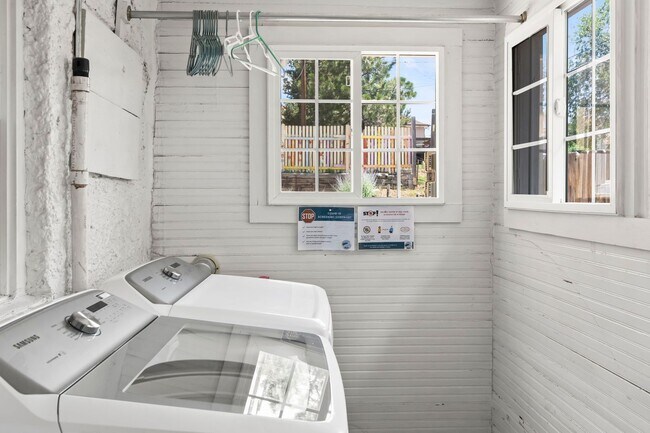 Foto del edificio - Charming partially furnished 1 bedroom Duplex Apartment