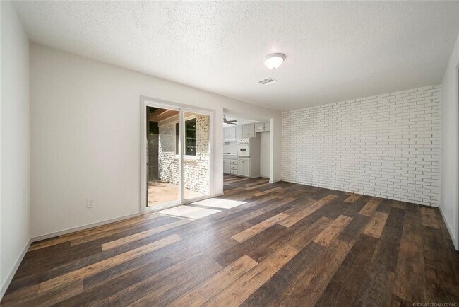 Building Photo - Lafortune Park Duplex