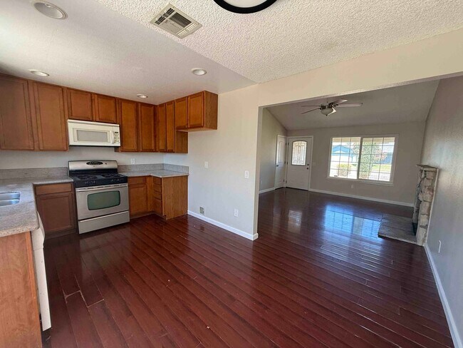 Foto del edificio - Single Story 4 Bedroom
