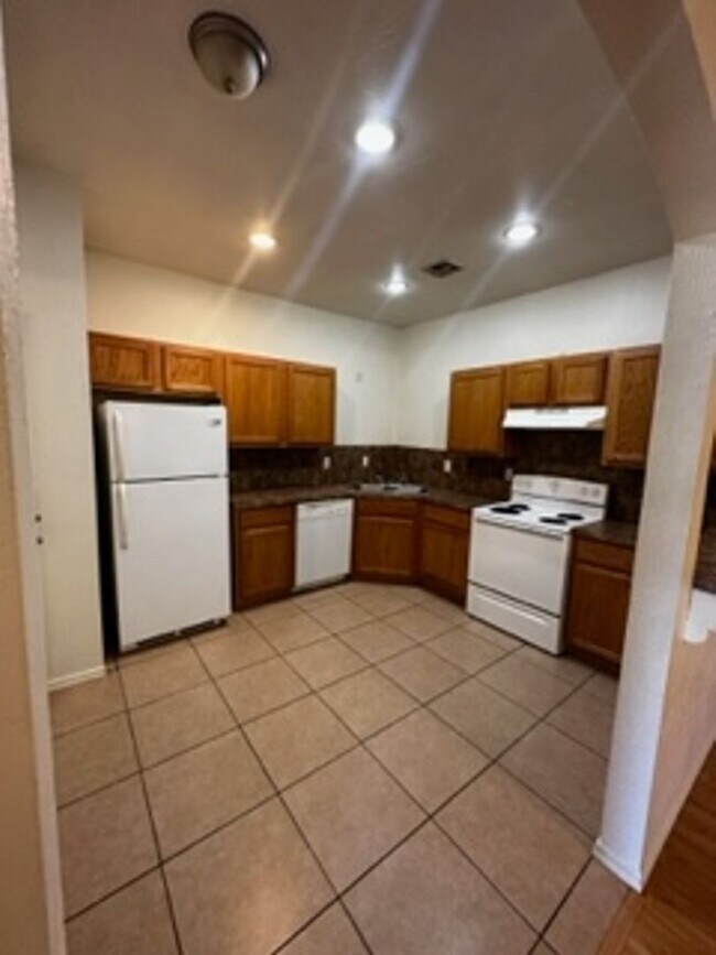 Foto del edificio - 3 Bed 2 bath with Garage