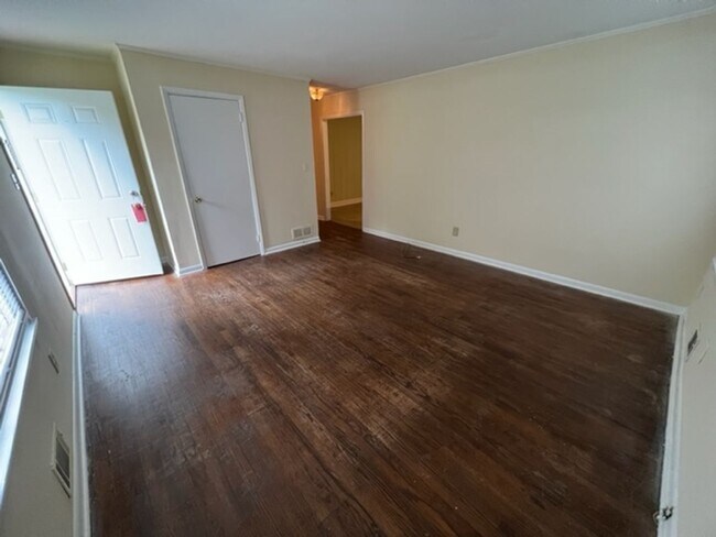 Building Photo - 3 BR, 1.5 BA House