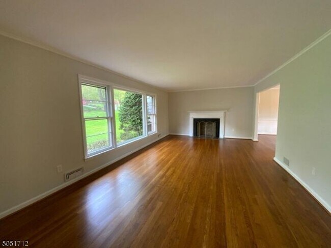 Building Photo - 261 Dale Dr