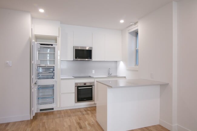 Building Photo - 5530 Ch De La Côte-Saint-Luc