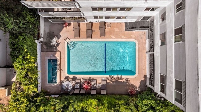 Foto del edificio - 7259 Hillside Ave