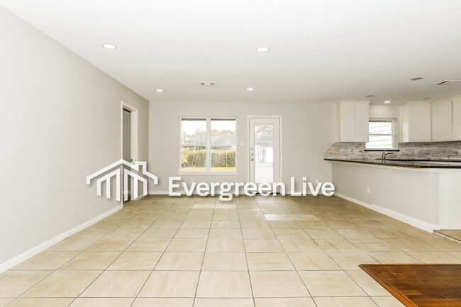 Building Photo - 6015 Glenhurst Dr