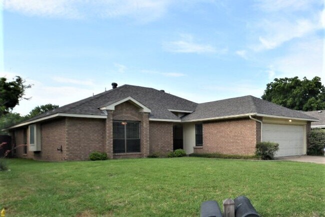 Building Photo - 1308 Blum Ct