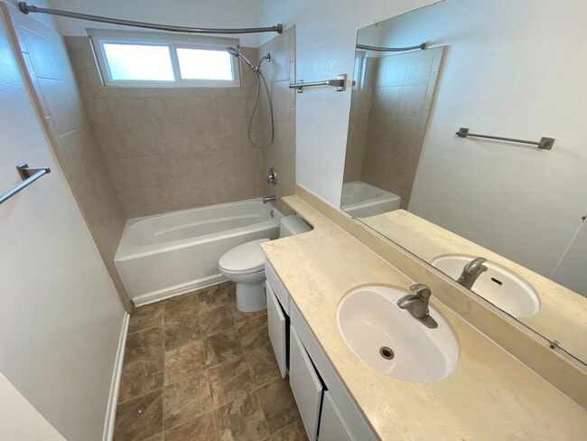 Building Photo - 1 Bedroom Condo in Pacific Beach.