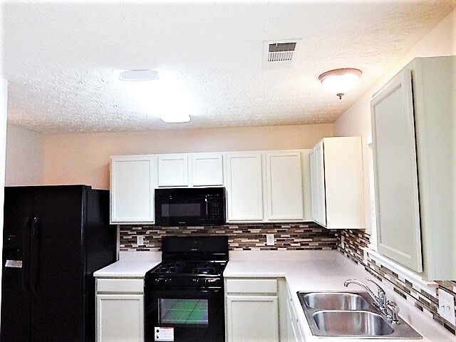 Building Photo - 354 Meadows Ln