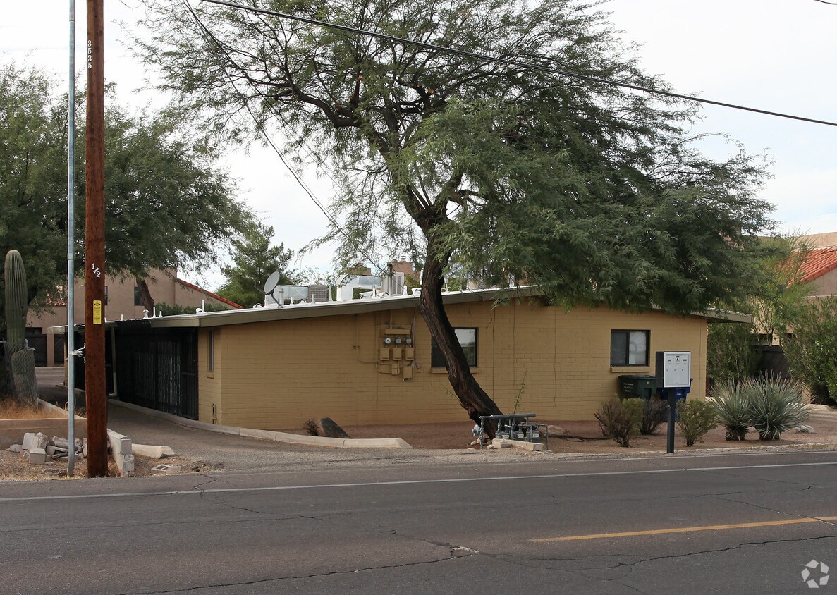 Building Photo - 3531-3535 N Country Club Rd