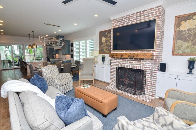 Building Photo - Fully Furnished in Downtown Franklin