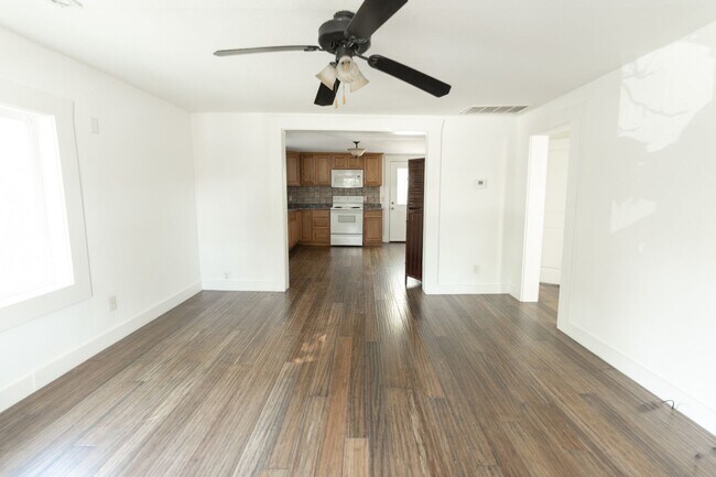 Building Photo - 2 Bed 1 Bath Central Columbia