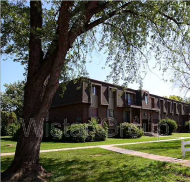 Foto del edificio - 2327 Benson Gardens Blvd