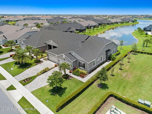 Foto del edificio - Former MODEL HOME with amazing lake view!