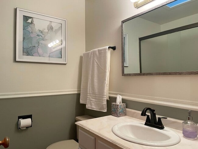 Building Photo - Adorable 3 bed 3 bath Home!