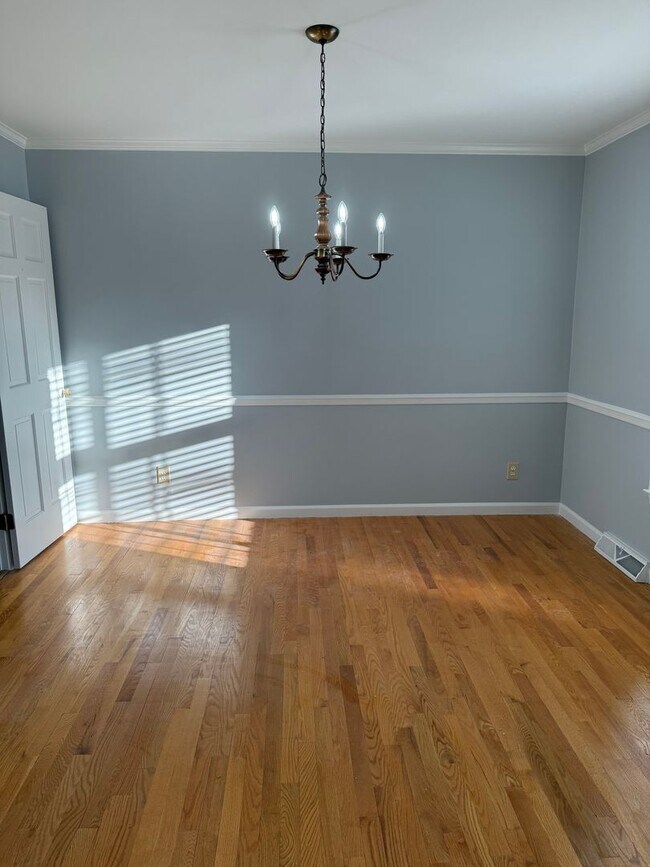 Foto del edificio - Updated 3 Bedroom Convenient to W Friendly Ave & New Garden Rd!